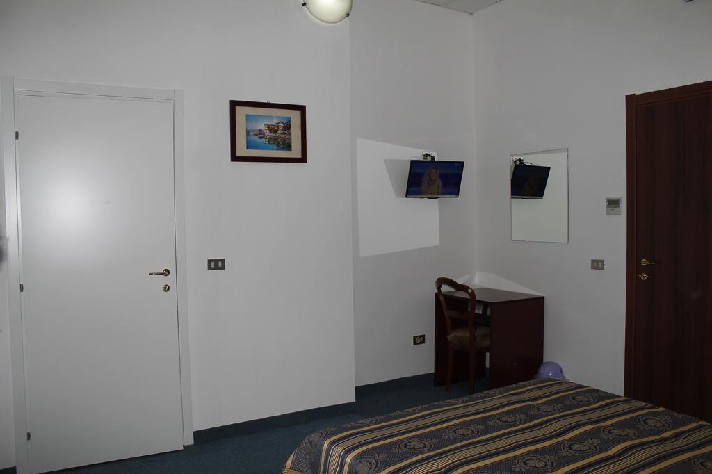 Hotel Luisa Μιλάνο Δωμάτιο φωτογραφία
