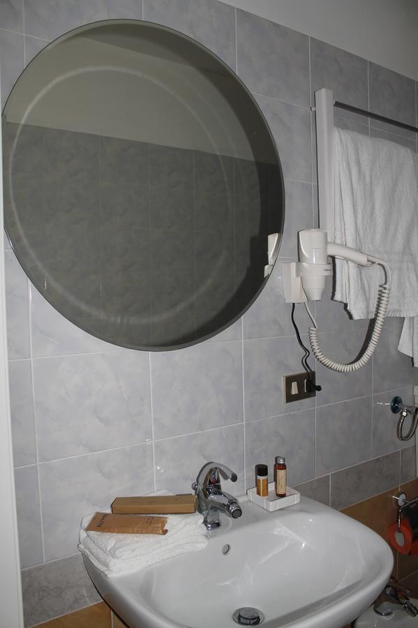 Hotel Luisa Μιλάνο Δωμάτιο φωτογραφία